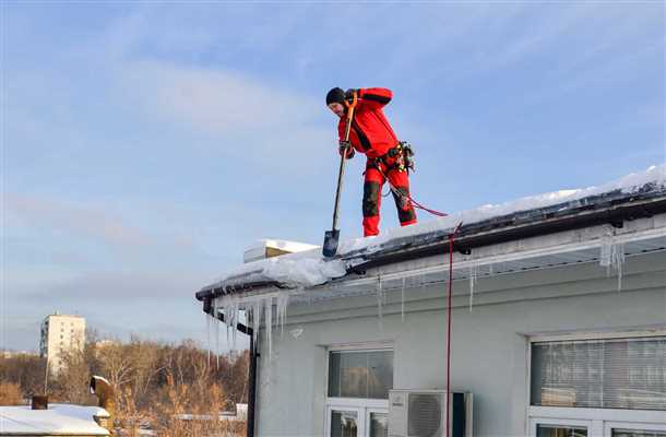 Освободить крышу от снега и наледи можно путем их ручного удаления или с помощью специальных инструментов. Однако, при этом необходимо соблюдать ряд предосторожностей, чтобы не навредить самой крыше или не пострадать самому.