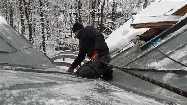 Перед началом работ рекомендуется прочистить водостоки и каналы, чтобы вода, растаявшая на крыше, могла свободно стекать. При чистке крыши от снега следует использовать лестницы или оттяжки, чтобы избежать падения. Также рекомендуется надевать специальную одежду с защитой от холода и антистатическим покрытием, чтобы не вызывать электростатического заряда при контакте с снегом.