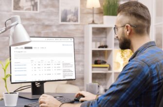 Фото мужчина анализирует данные за компьютером