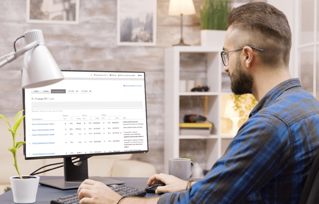 Фото мужчина анализирует данные за компьютером